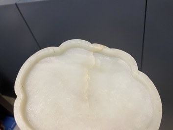 Une bo&icirc;te en bois au couvercle en jade blanche en forme de ruyi, Chine, 18/19&egrave;me